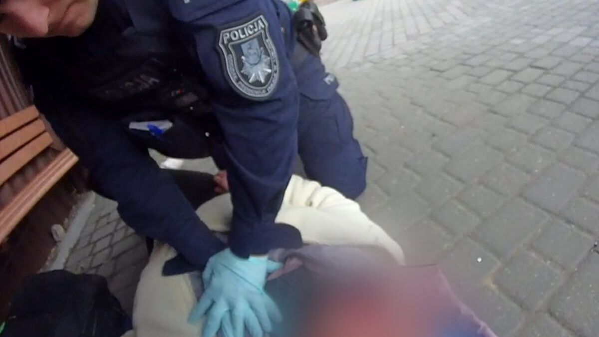 Policjanci reanimowali 38-letnią kobietę bez oznak życia