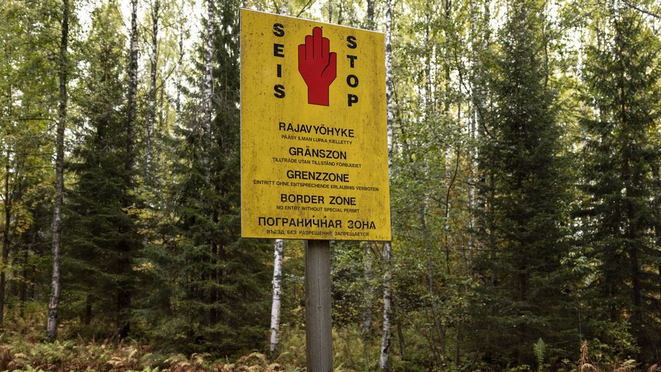 Border area between Finland and Russiaepa10204493 A sign at the border zone area with Russia, in Muotkavaara, Finland, 24 September 2022. The Finnish Foreign Ministry said the Russian mobilization and increasing volume of tourists transiting via Finland 'are causing serious harm to Finland's international position and relations', adding that 'the government will issue a resolution to significantly restrict the entry and issuing visas to Russian citizens'. Russian President Vladimir Putin has signed a decree on partial mobilization in the Russian Federation, with mobilization activities starting on 21 September. Russian citizens who are in the reserve will be called up for military service.  EPA/RONI REKOMAA Dostawca: PAP/EPA.RONI REKOMAA