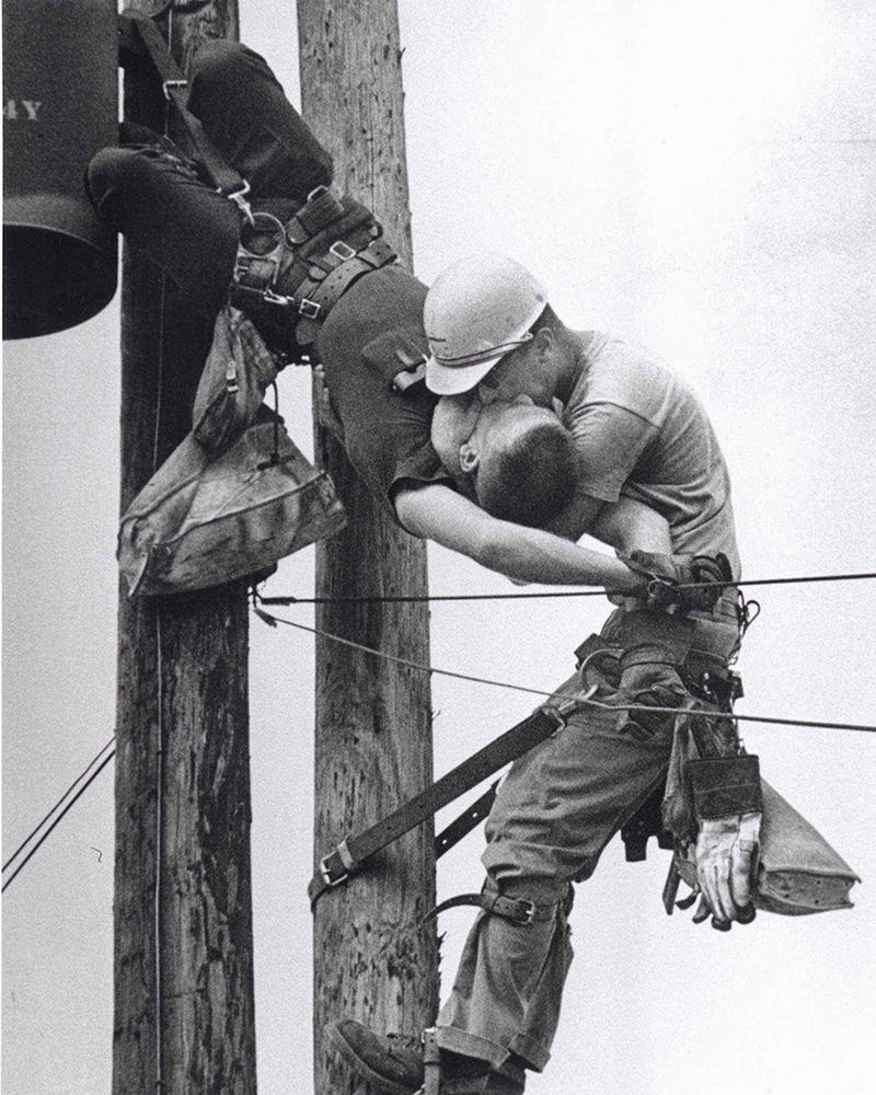 „The Kiss of Life” to fotografia autorstwa Rocco Morabito przedstawiająca dwóch pracowników linii wysokiego napięcia w dość niecodziennej sytuacji. J.D. Thompson udziela pierwszej pomocy metodą usta-usta swojemu współpracownikowi – Randallowi G. Championowi – który wskutek porażenia prądem stracił przytomność.
