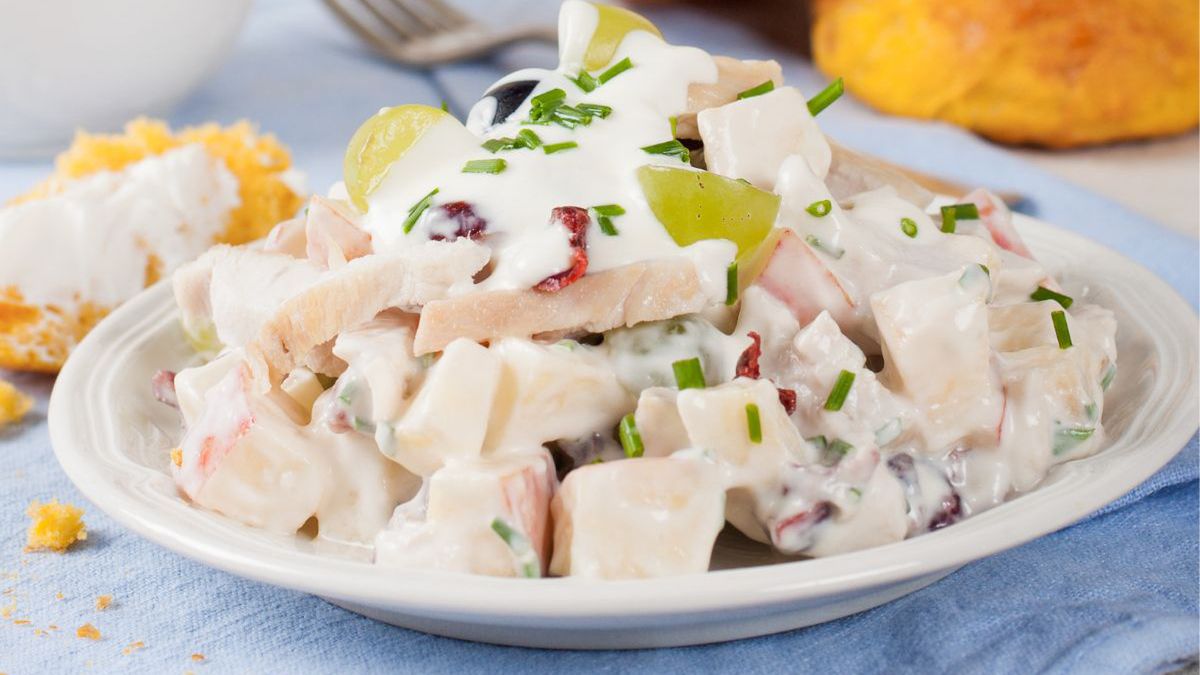 Lekka sałatka z piersią kurczaka, jabłkiem i żurawiną