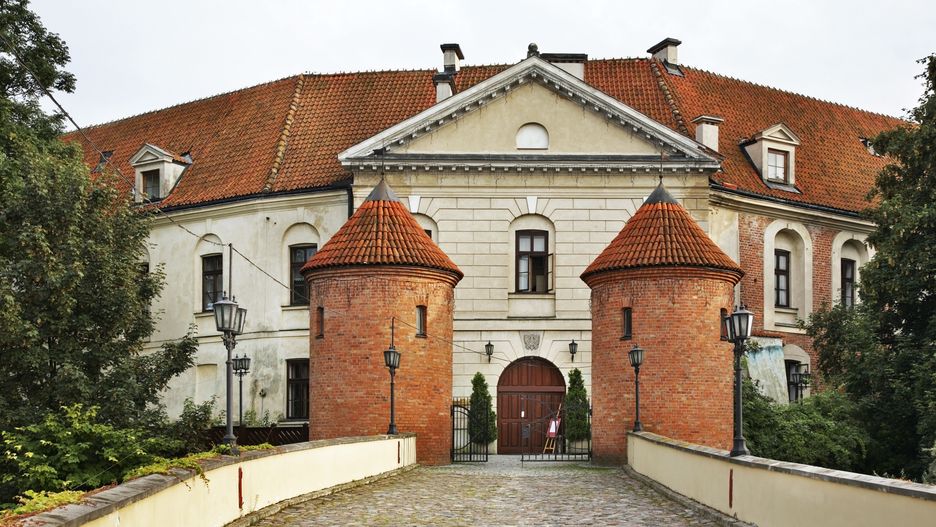 pultusk, poland, castle, bishop, clock, building, facade, architecture, exterior, landmark, landmarks, showplace, tourist, attraction, attractions, scene, scenery, view, tower, tree, plant, religion, historic, historical, old, city, town, polish