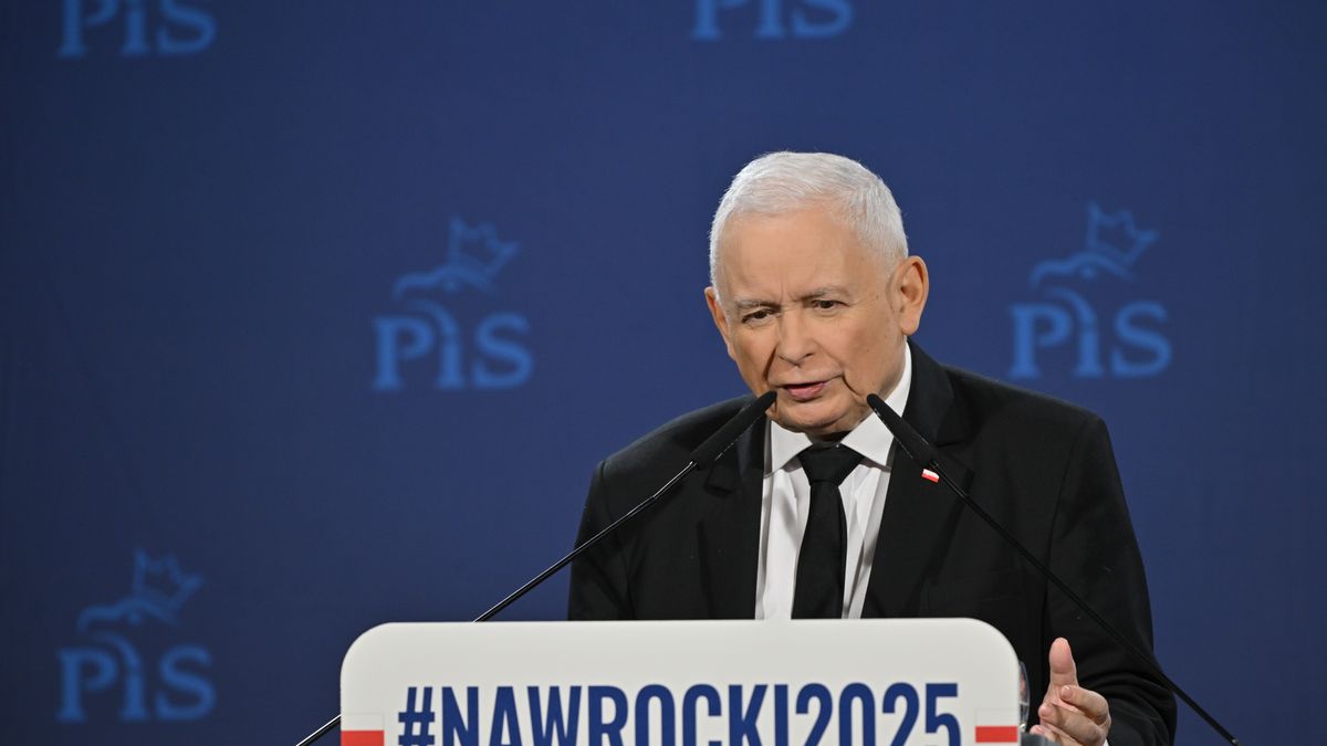 Siedlce, 16.03.2025. Wybory Prezydenta RP 2025 - kampania. Prezes PiS Jarosław Kaczyński podczas spotkania z mieszkańcami w Sali Widowiskowej ?Podlasie? w Siedlcach, 16 bm. (ad) PAP/Przemysław Piątkowski
