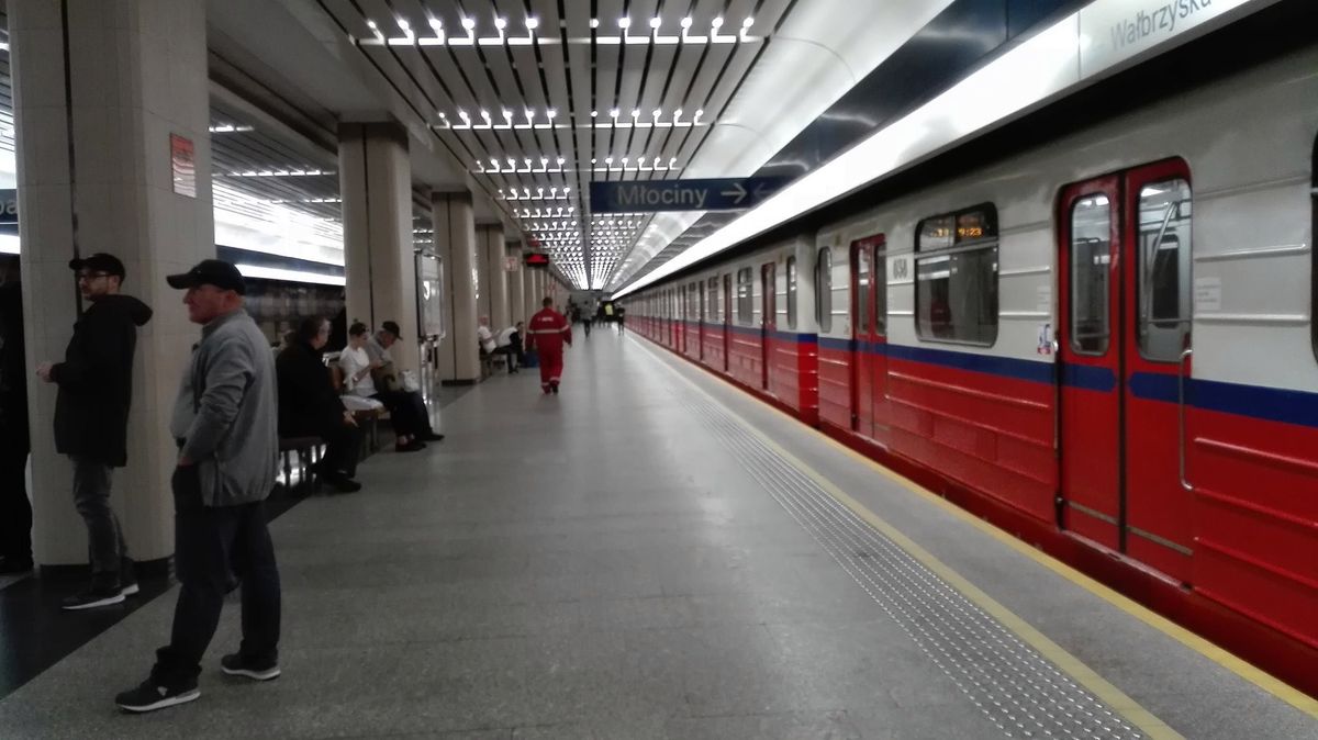 Wypadek w warszawskim metrze. Pociąg potrącił pasażera