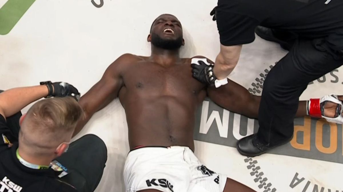Materiały prasowe / kswtv.com / Na zdjęciu: Izu Ugonoh po porażce z Markiem Samociukiem na KSW 60