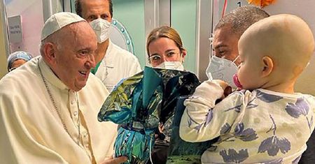 Papież trafił do szpitala. Zdjęcia z kliniki obiegły sieć