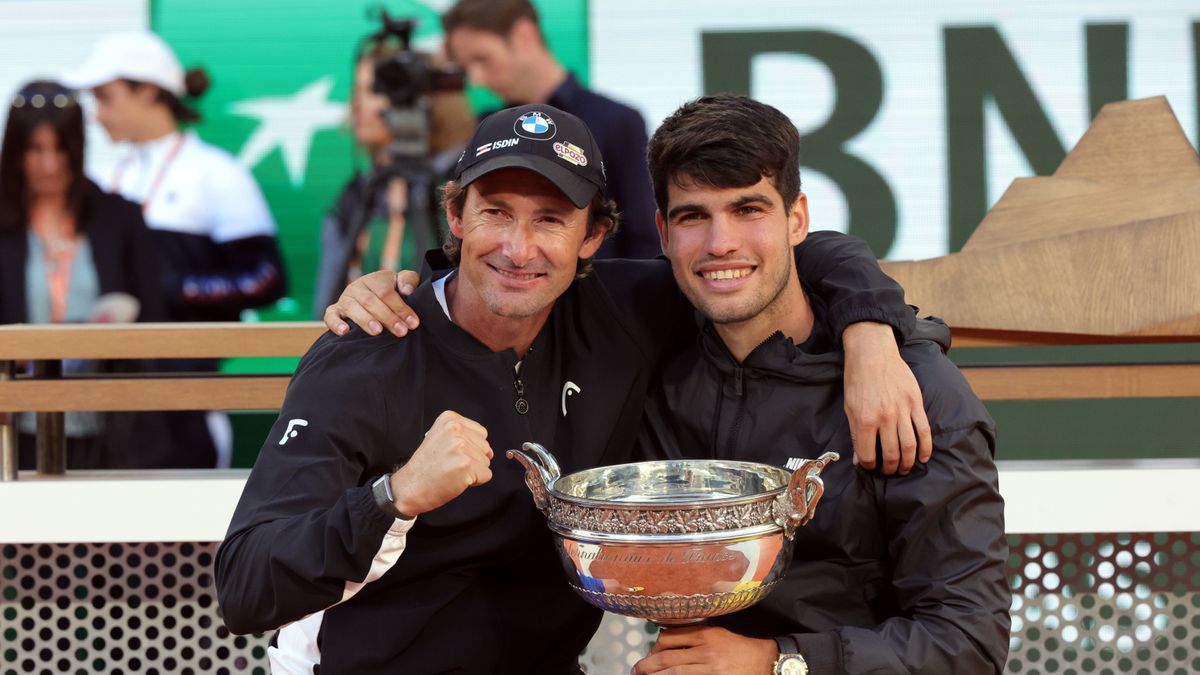 PAP/EPA / Teresa Suarez / Na zdjęciu: Carlos Alcaraz (z prawej) i Juan Carlos Ferrero