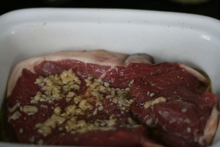 Surowy udziec z jagnięciny australijskiej (samo mięso)