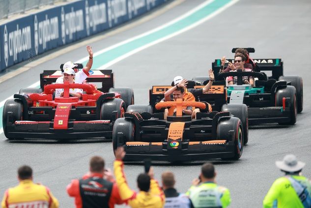 Kierowcy F1 za sterami bolidów wykonanych z klocków Lego