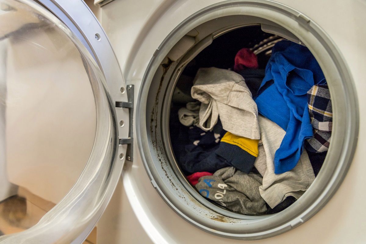 Mokre ubrania w pralce to poważny błąd. Fot. Getty Images