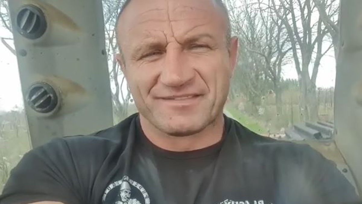 Instagram / Mariusz Pudzianowski jedzie koparką