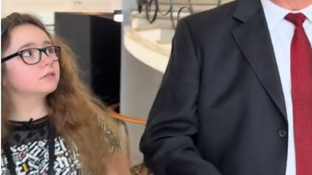 Kadr z nagrania, w którym widać zachowanie senatora PiS