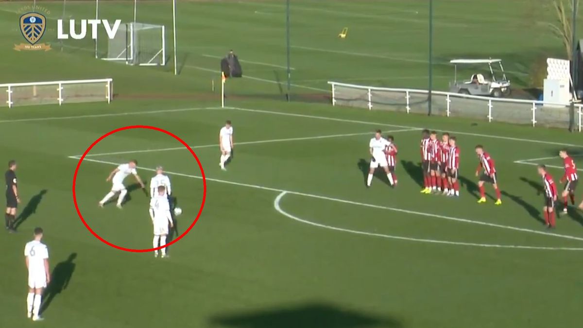 Mateusz Bogusz (Leeds U-23) strzela gola w meczu z Sheffield United