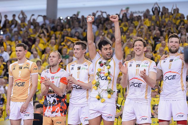 Paweł Zatorski na podium już po zamianie koszulek (źródło: skra.pl)