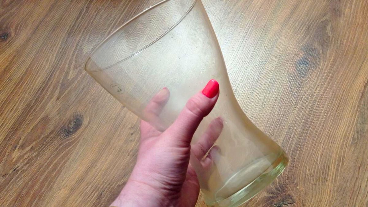 Tak czyszczę wazon z osadu przed Dniem Kobiet 