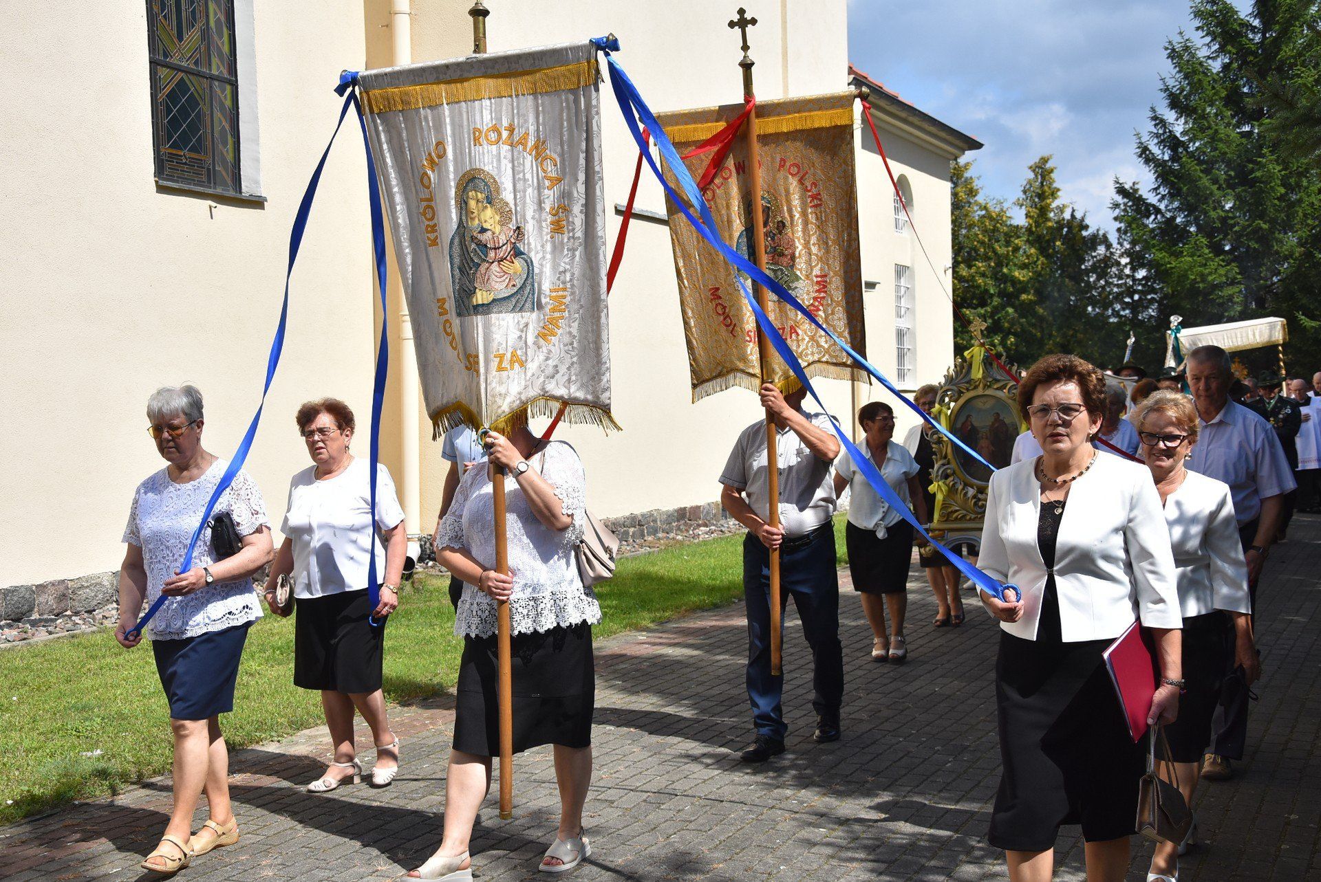 Procesja wokół kościoła