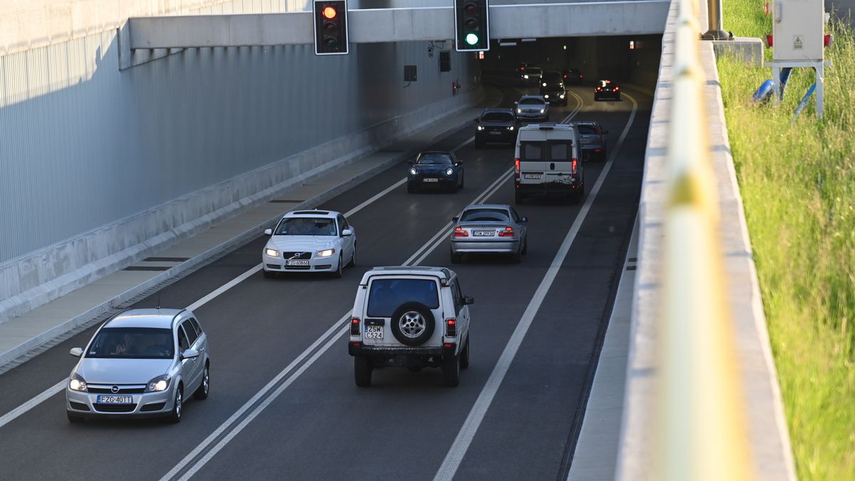Świnoujście, 30.06.2023. Pierwszy przejazd samochodów przez nowo otwarty tunel pod Świną, 30 bm. w Świnoujściu. Otwarcie tunelu pod Świną, który połączył wyspy Uznam i Wolin, ma zapewnić lepszą komunikację dla mieszkańców i turystów. Dotychczas, aby dostać się do kurortu, konieczne było przeprawianie się promami, co powodowało często duże kolejki i opóźnienia. (amb) PAP/Marcin Bielecki