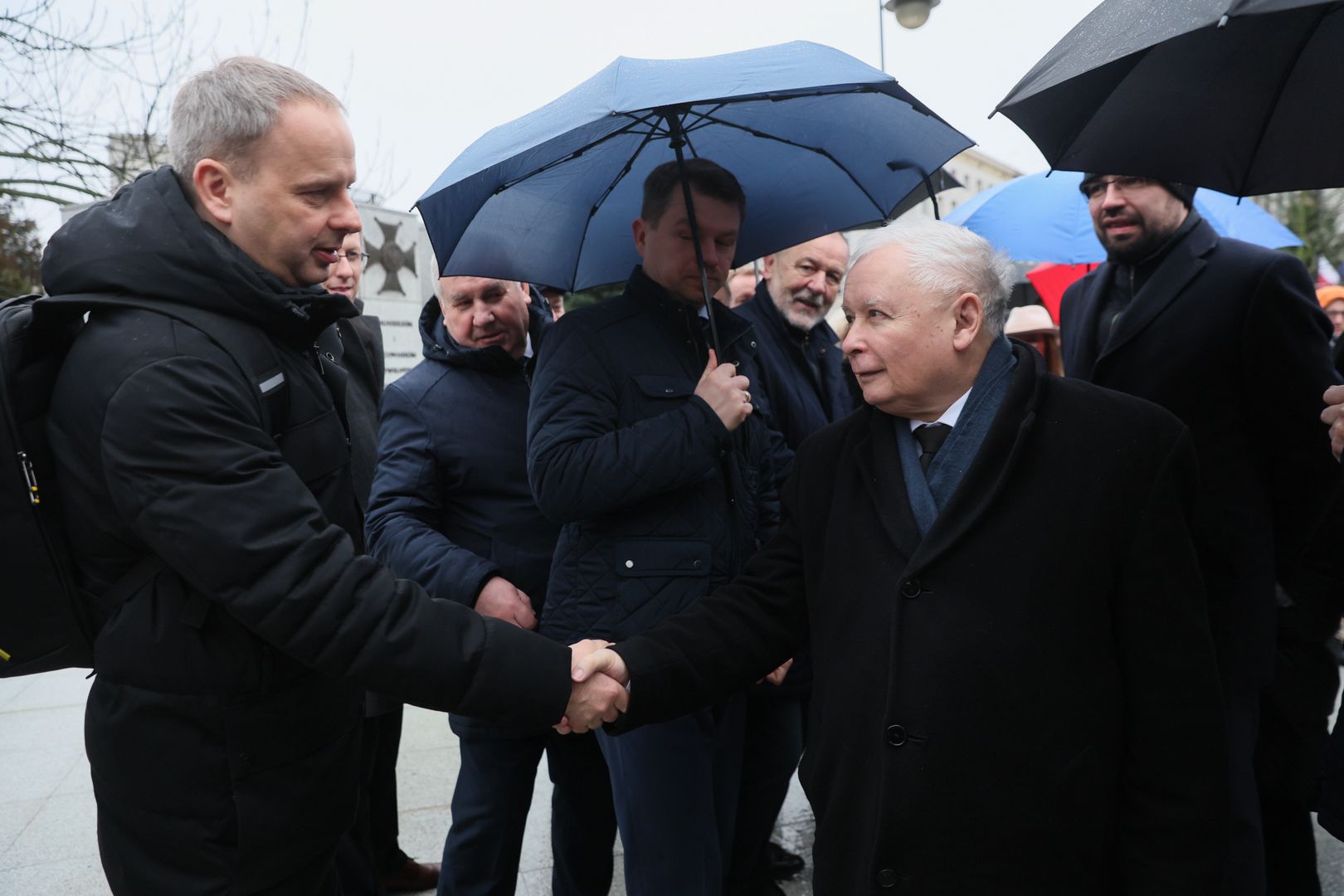 Warszawa, 07.02.2024. Poseł PiS Jarosław Kaczyński (2P) w drodze na obrady Sejmu w Warszawie, 7 bm. W posiedzeniu izby udział zapowiedzieli Mariusz Kamiński i Maciej Wąsik. (sko) PAP/Leszek Szymański