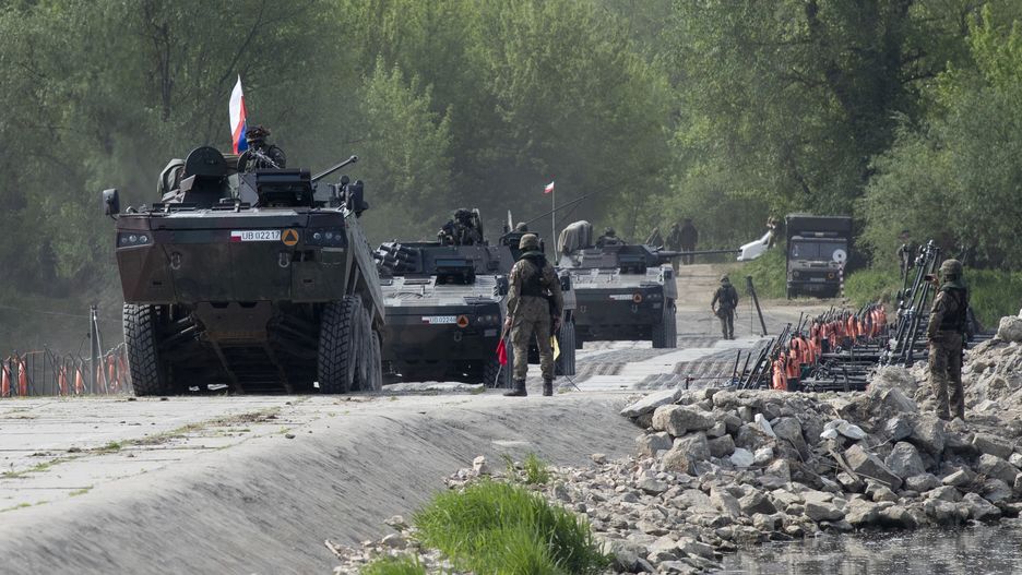 13.05.2022. Okolice Deblina. Cwiczenia wojsk NATO pk. Defender- Europe 2022. Zolnierze z Polski, USA, Szwecji i Francji podczas przeprawy przez Wisle.