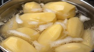 Dodaj łyżkę do gotowania. Będą gotowe o wiele szybciej, a ich smak lepszy