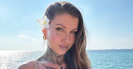 Deynn w mikroskopijnym bikini pręży się na plaży w objęciach Majewskiego. Koniec kryzysu w związku? (ZDJĘCIA)