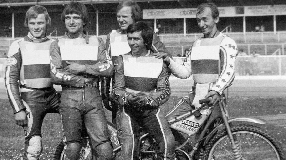 Materiały prasowe / Polska "brązowa" reprezentacja z roku 1980 w fot. Marka Smyły; od lewej: Andrzej Huszcza, Roman Jankowski, Jerzy Rembas, Edward Jancarz i Zenon Plech