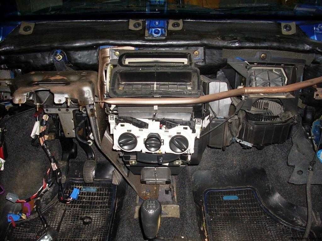 Demontaż deski rozdzielczej w celu wymiany nagrzewnicy fot. fiatpunto.org użyt. jaguar15