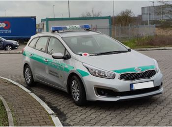 Katowice: Ćwiczenia na lotnisku. Psy wykryły materiały wybuchowe i broń palną