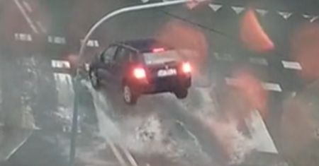Auto nagle wystrzeliło w powietrze. Nagranie ze Świdwina obiegło sieć