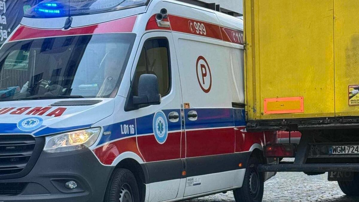 Kierowca ciężarówki uderzył naczepą w stojącą karetkę