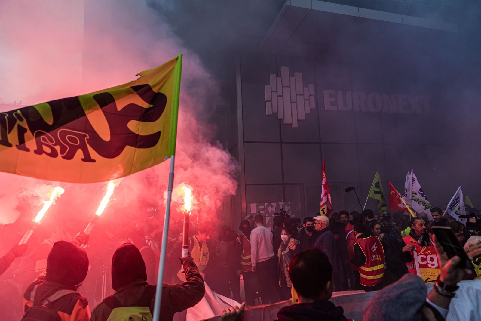 Demonstration against pension reform in Paris
epa10581713 Railway workers gather outside the French stock exchange Euronext group headquarters during a protest against the government pension reform at business district of 'La Defense' in Paris, France, 20 April 2023. France faces an ongoing national strike against the government's pensions reform after the prime minister on 16 March announced the use of article 49 paragraph 3 (49.3) of the Constitution of France to have the text on the controversial pension reform law to be definitively adopted without a vote.  EPA/CHRISTOPHE PETIT TESSON 
Dostawca: PAP/EPA.
CHRISTOPHE PETIT TESSON