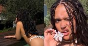 18-letnia Sara James w bikini w kropki uskutecznia relaks nad basenem (ZDJĘCIA)