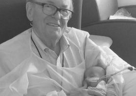 "Dziadek z OIOMu", który przytulał niemowlęta, zmarł na raka trzustki