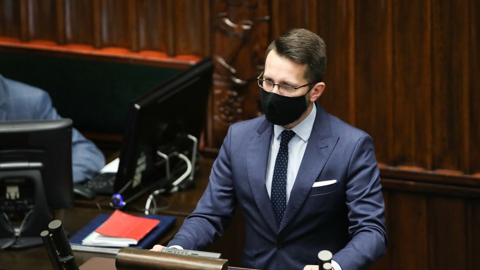 Szczepienia na COVID. Rząd wstrzemięźliwie podchodzi do informacji ws. zwiększenia dostaw