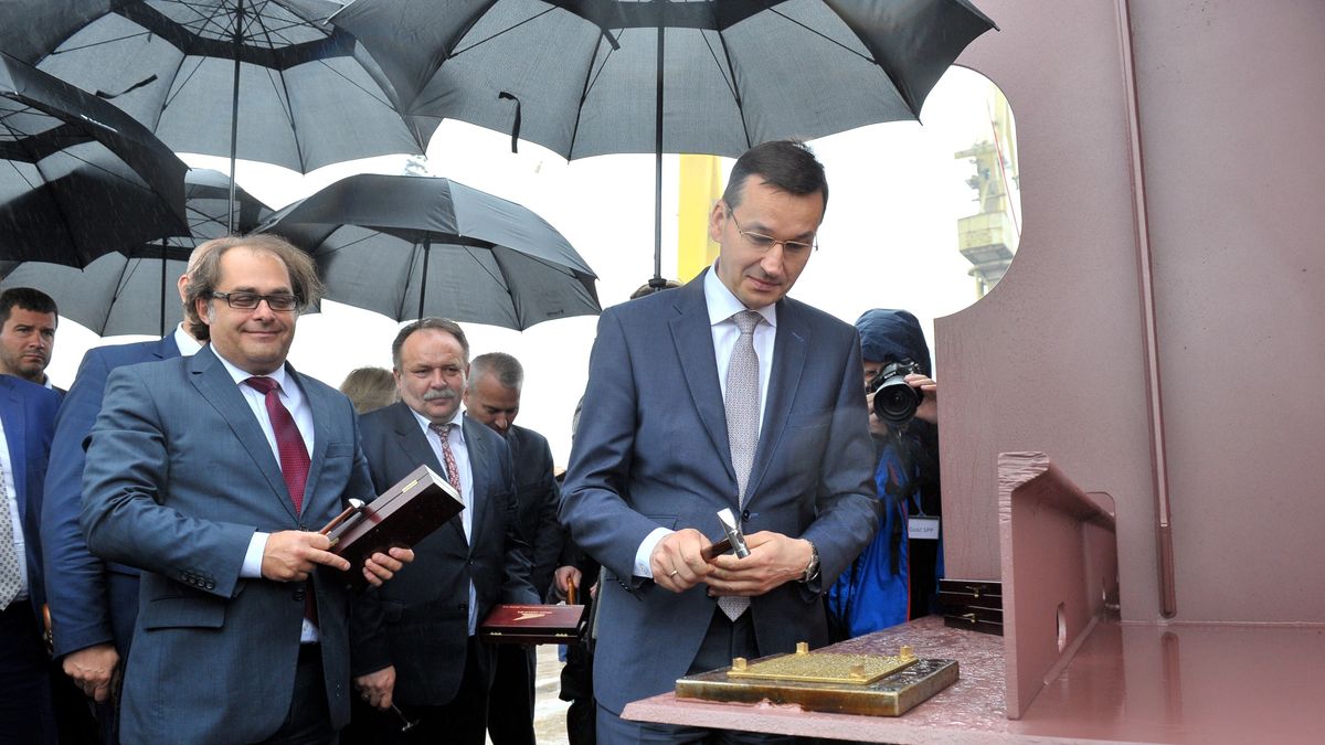 Marek Gr�barczyk, Marek R�alski, Mateusz Morawiecki
Marcin Bielecki
budowa, Marek Gr�barczyk Marek R�alski Mateusz Morawiecki, pasazerski, pasazersko-samochodowy, prom, samochodowy, stepka, stocznia remontowa, szczecinski park przemys�owy