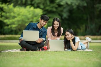 "Erasmus+ wraca do Wielkiej Brytanii i Szwajcarii. Polscy studenci znów pojadą na renomowane uczelnie".