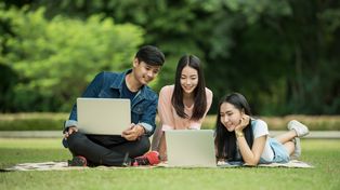 "Erasmus+ wraca do Wielkiej Brytanii i Szwajcarii. Polscy studenci znów pojadą na renomowane uczelnie".
