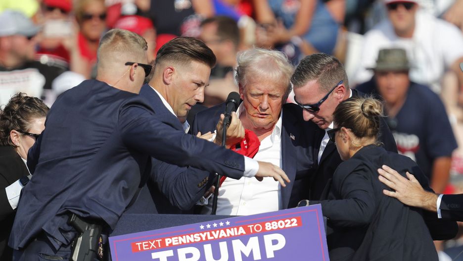 Former US President Donald Trump is rushed off stage by secret service after an incident during a campaign rally at the Butler Farm Show Inc. in Butler, Pennsylvania, USA, 13 July 2024. EPA/DAVID MAXWELL Dostawca: PAP/EPA.