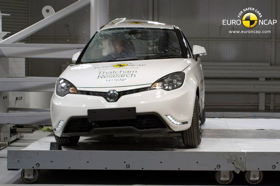 6 kolejnych aut rozbitych przez Euro NCAP: Mégane, MG3, 301, C-Elysee, Golf Sportsvan, Tourneo Courier