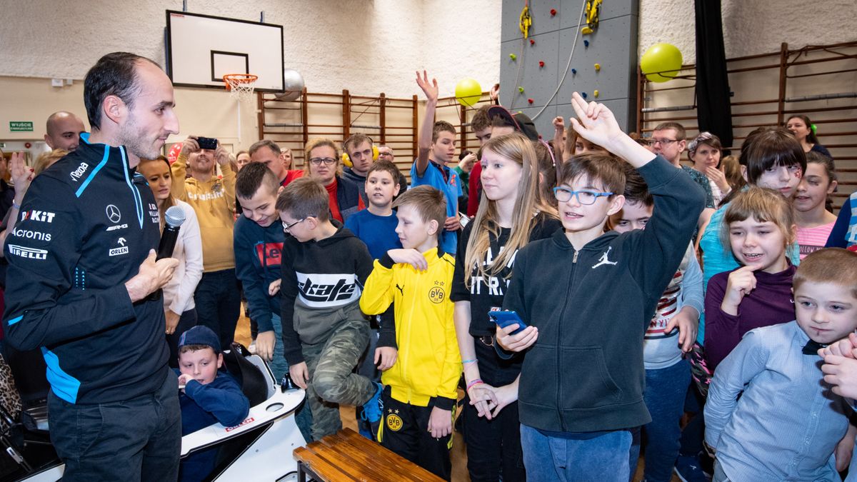 Zdjęcie okładkowe artykułu: Twitter / DanielObajtek / Na zdjęciu: Robert Kubica podczas wizyty w szkole