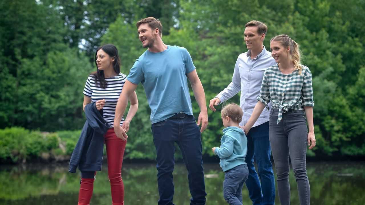 M jak miłość, Iza (Adriana Kalska), Marcin (Mikołaj Roznerski), Szymek (Staś Szczypiński), Olek (Maurycy Popiel), Aga (Ina Sobala)