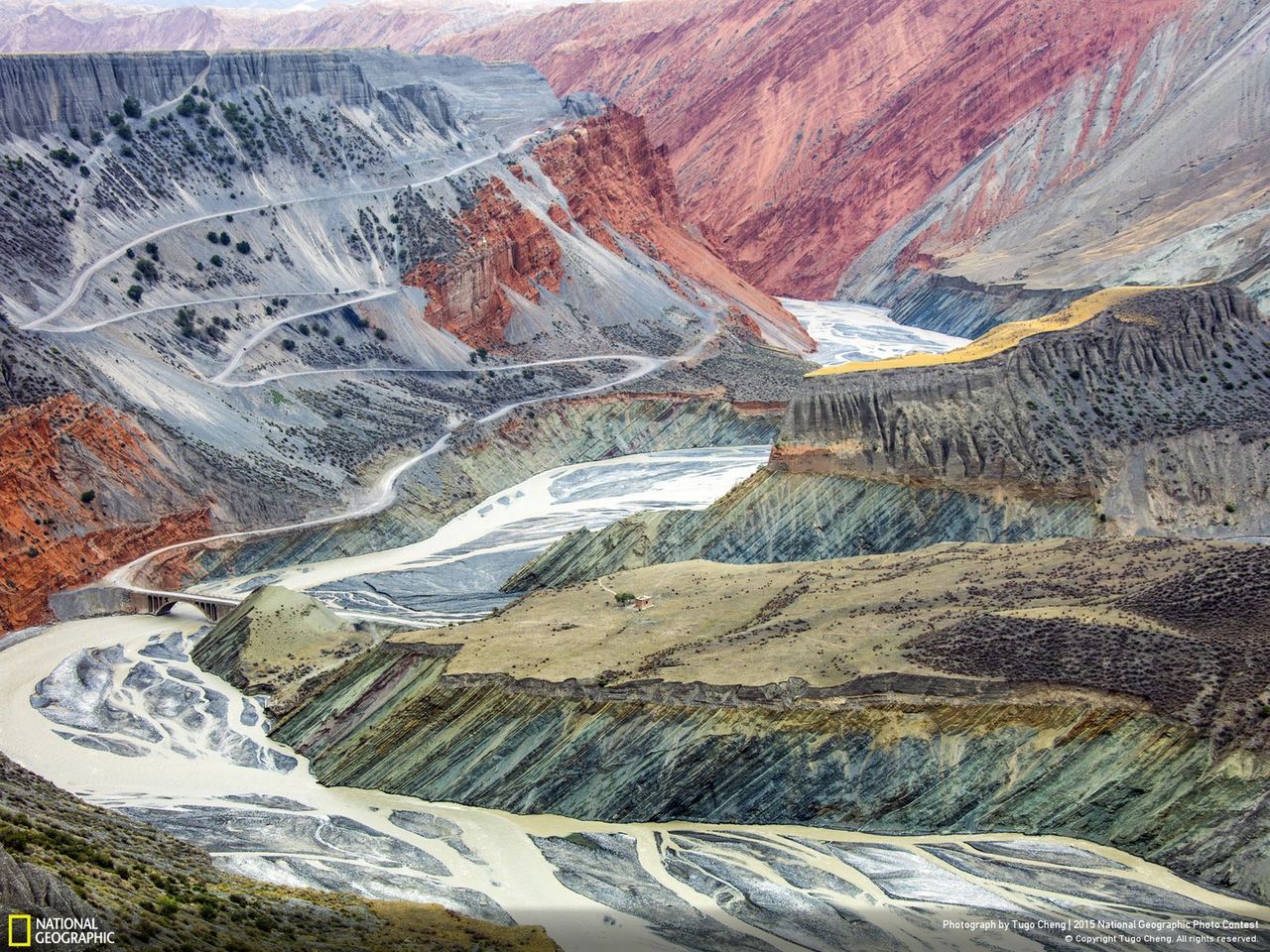 Krajobraz uwieczniony w Środkowej Azji przez Tugo Cheng również zasłużył na wyróżnienie. „Surrealist painting in nature” Tian-shan w Chinach to jedna z najbardziej kolorowych kolekcji naturalnych krajobrazów na świecie. Erozja i bogactwo minerałów przeplata się w tym regionie tworząc malarskie widoki.