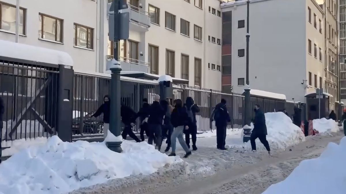 Młoty poszły w ruch. Atak na fińską ambasadę w Moskwie