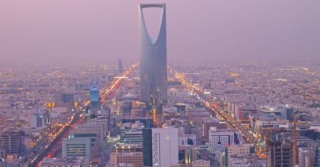 Niskie ceny ropy uderzają w naftowego giganta. Arabia Saudyjska obniża pensje urzędnikom