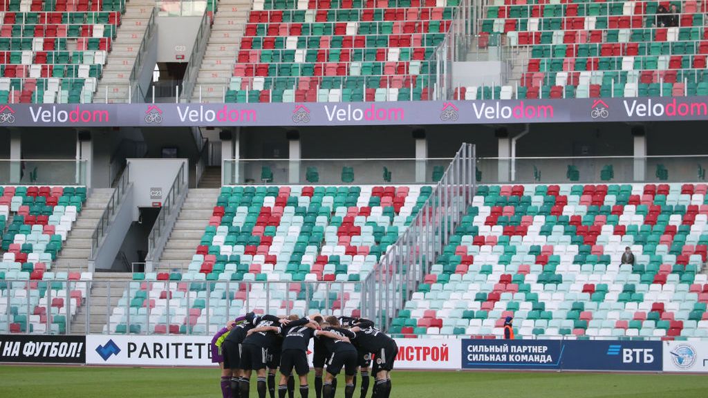 Getty Images / Natalia Fedosenko / Na zdjęciu: piłkarze przed meczem ligi białoruskiej 
