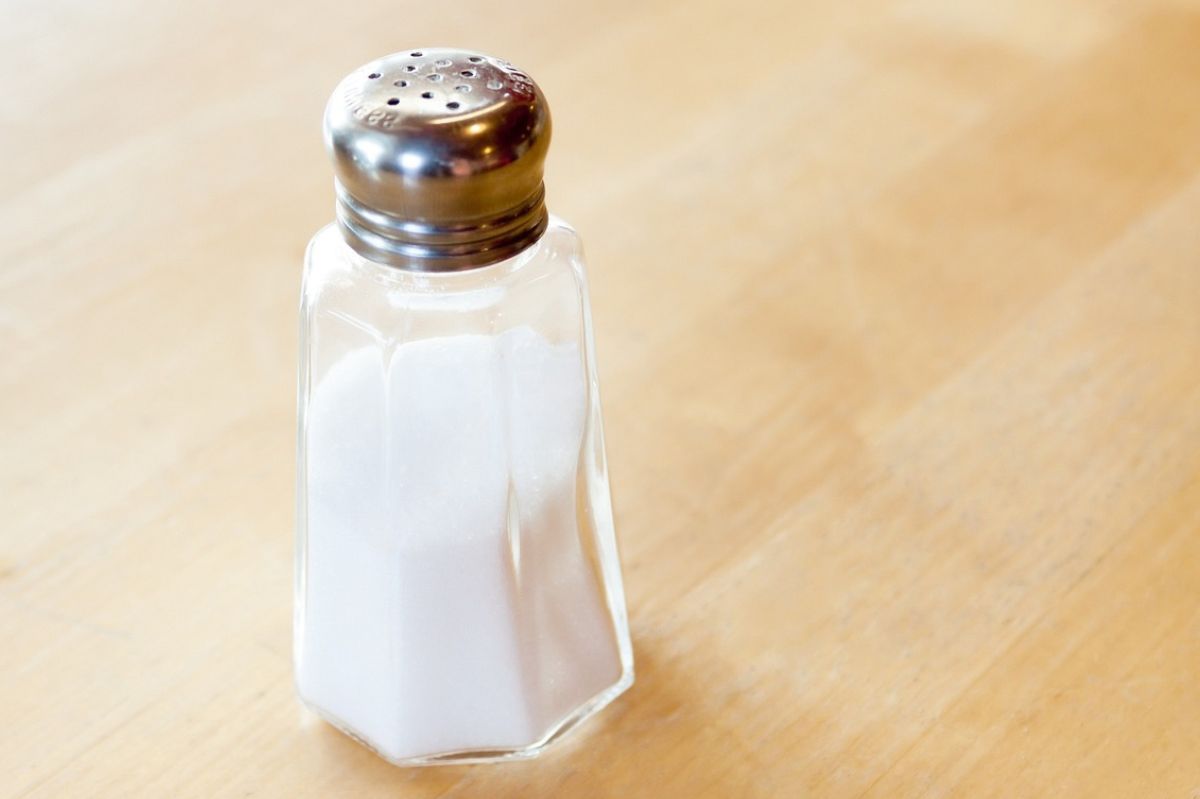Oto objawy nadmiaru soli w diecie 