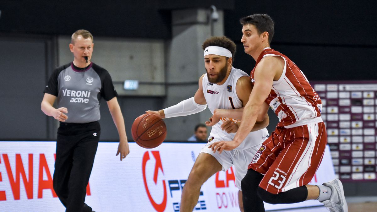 Materiały prasowe / Materiały prasowe / Marcin Bulanda / Na zdjęciu: Desmond Washington (z piłką) i Shane Richards