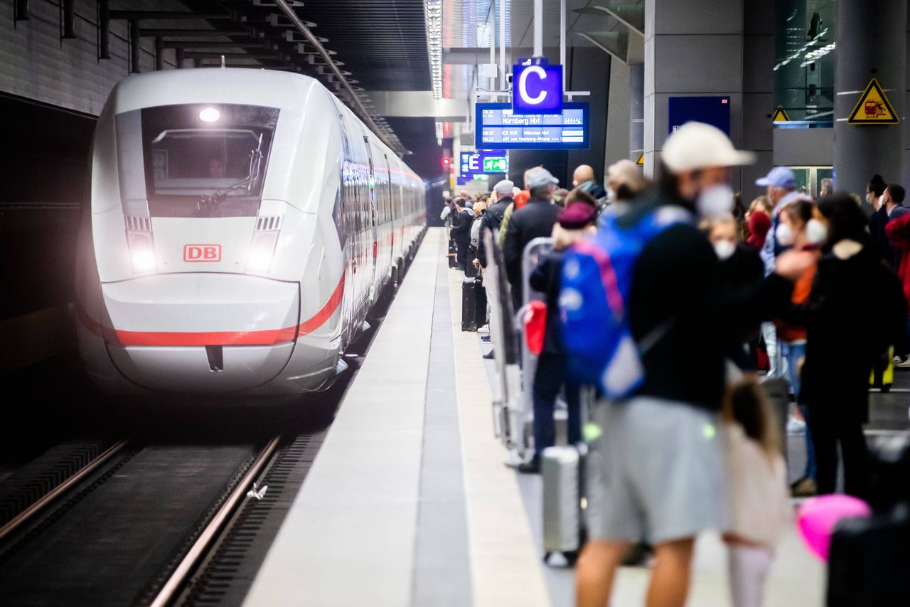 Paraliż w Niemczech. Władze odradzają podróże nad Bałtyk  