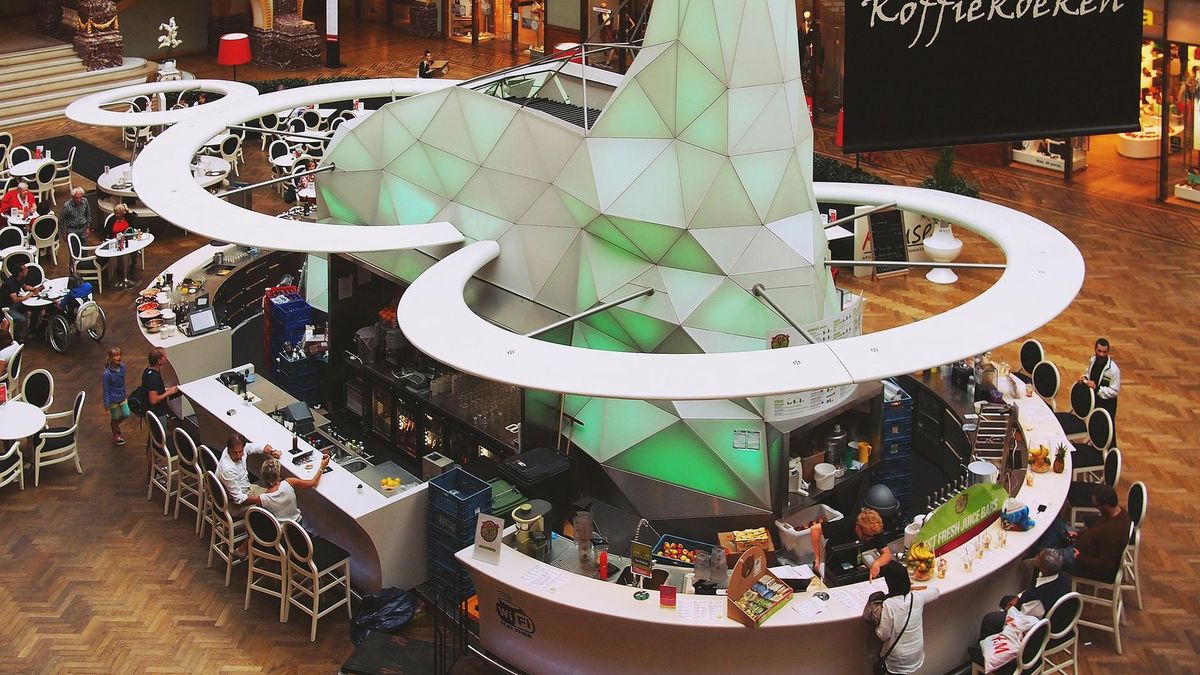 Nie tylko polscy konsumenci coraz chętniej jadają poza domem.