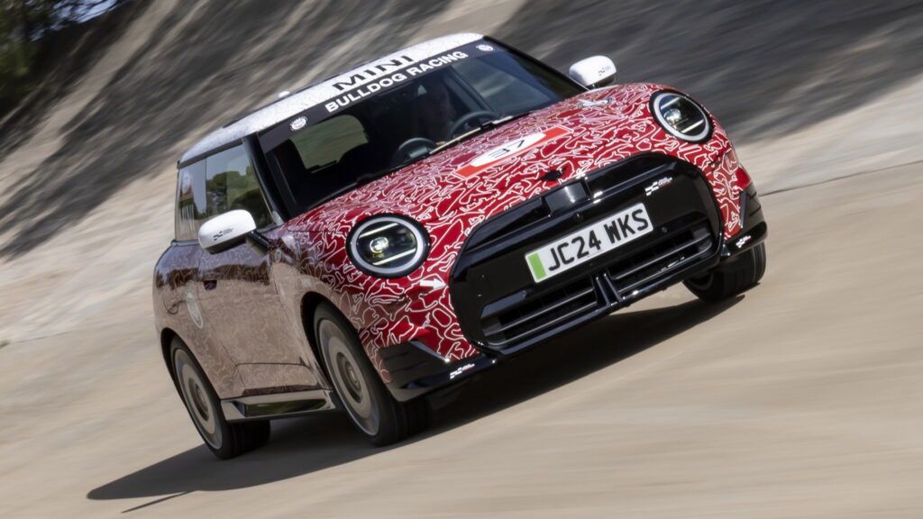 Mini JCW E w kamuflażu