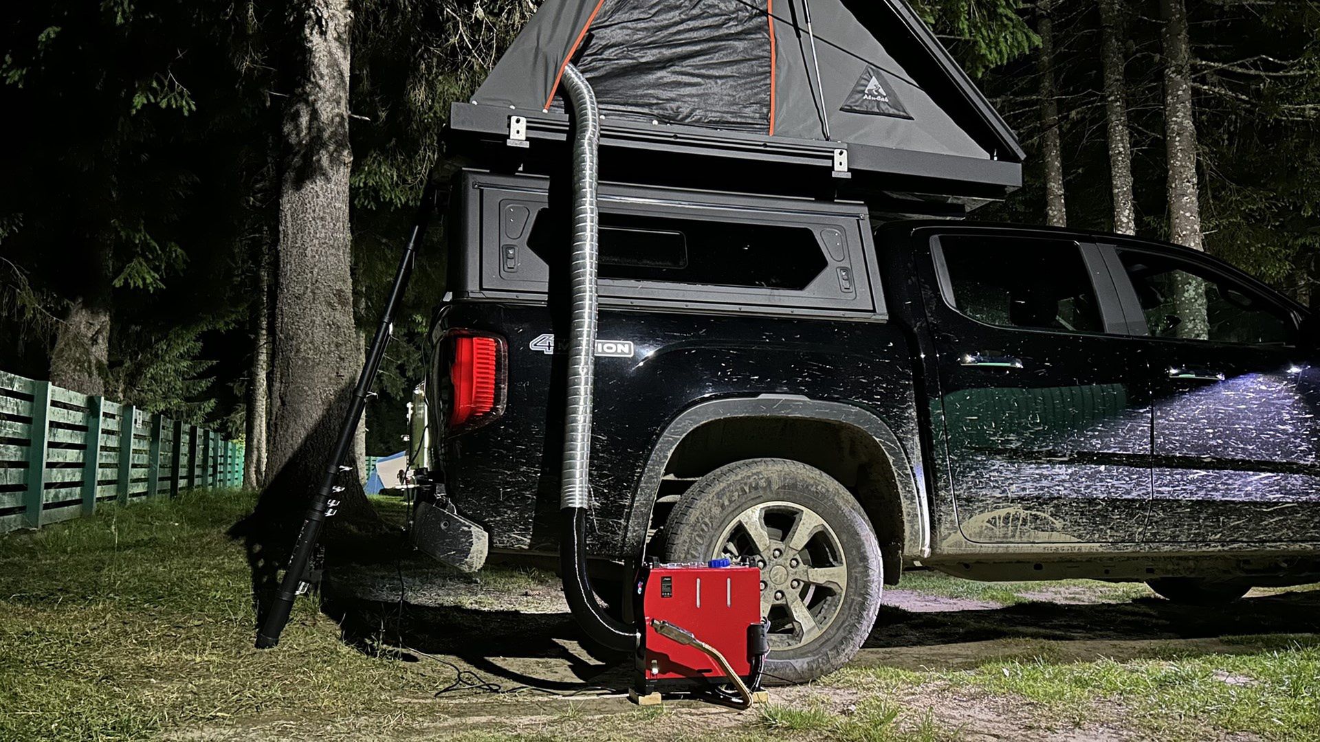 VW Amarok z zabudową i namiotem Alu-Cab